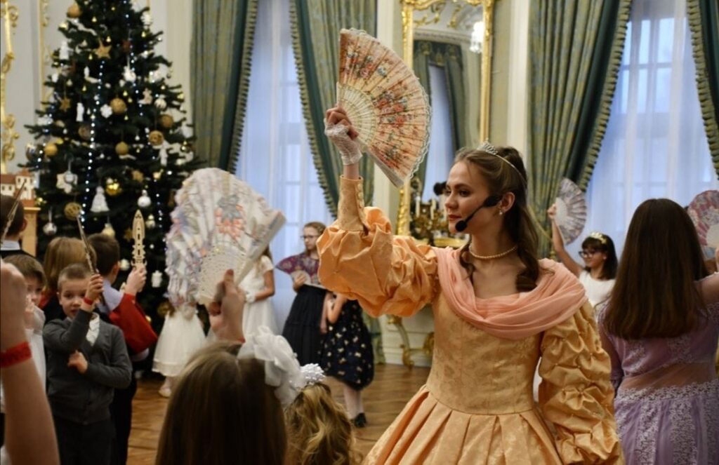 Фотофакт. В Мирском замке состоялся детский рождественский бал