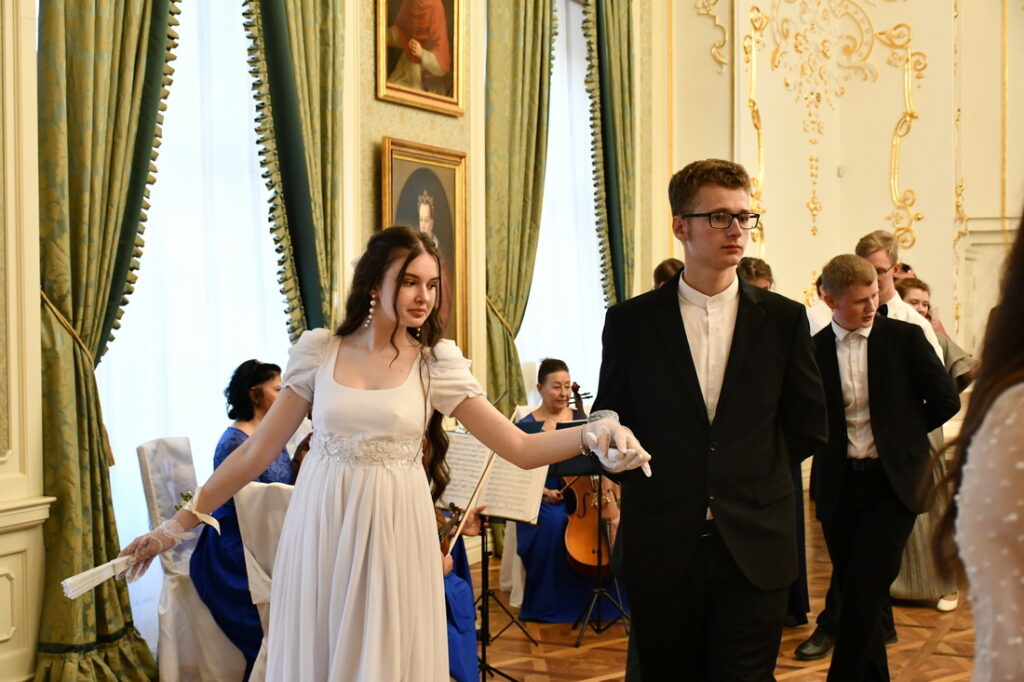 30 апреля в Мирском замке прошел Пасхальный бал православной молодежи Новогрудской епархии