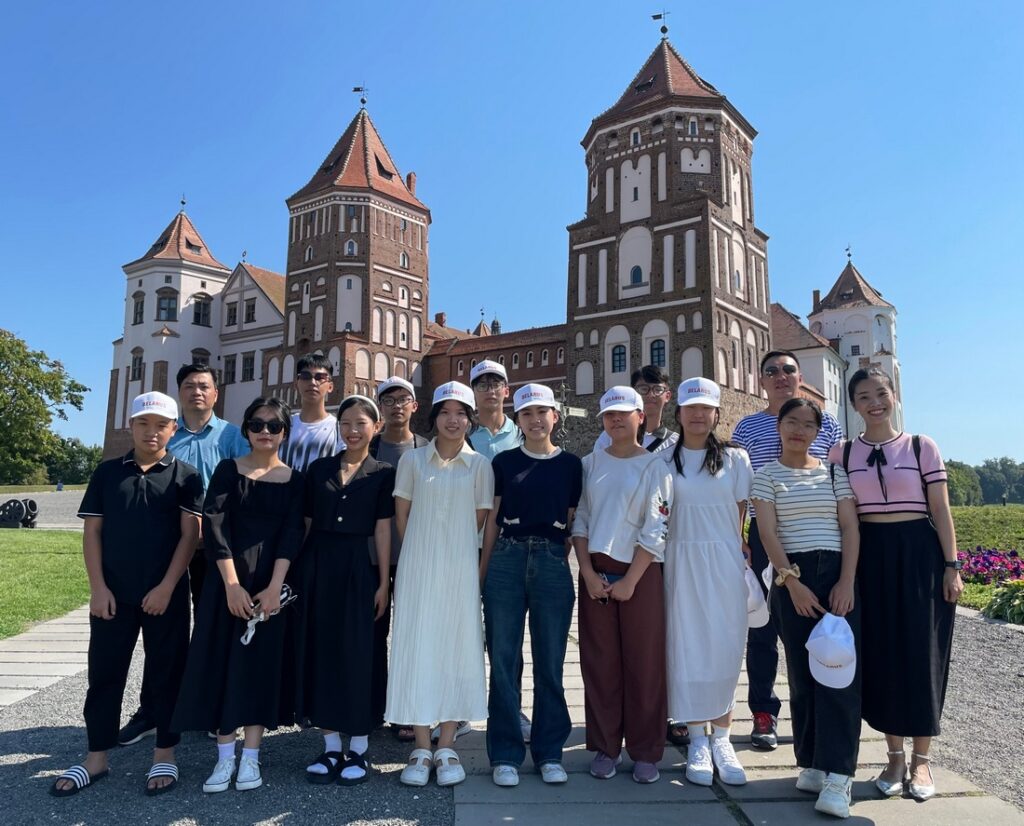 Делегация Министерства общественной безопасности Вьетнама познакомилась с историей Мирского замка