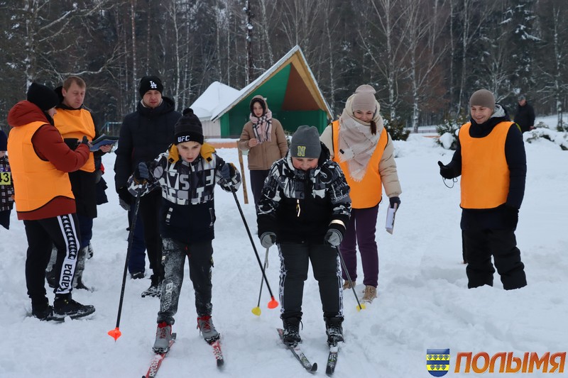 На базе лагеря «Вяселка» прошли соревнования по лыжным гонкам «Кореличская лыжня-2024»