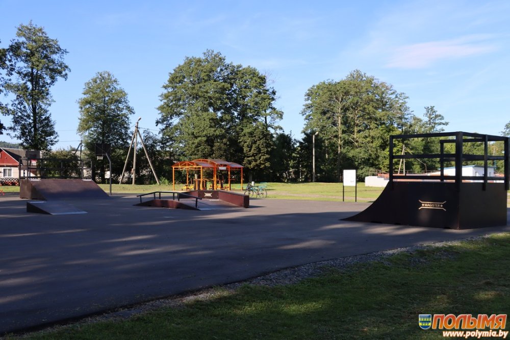 В Кореличах на стадионе установили скейт-площадку