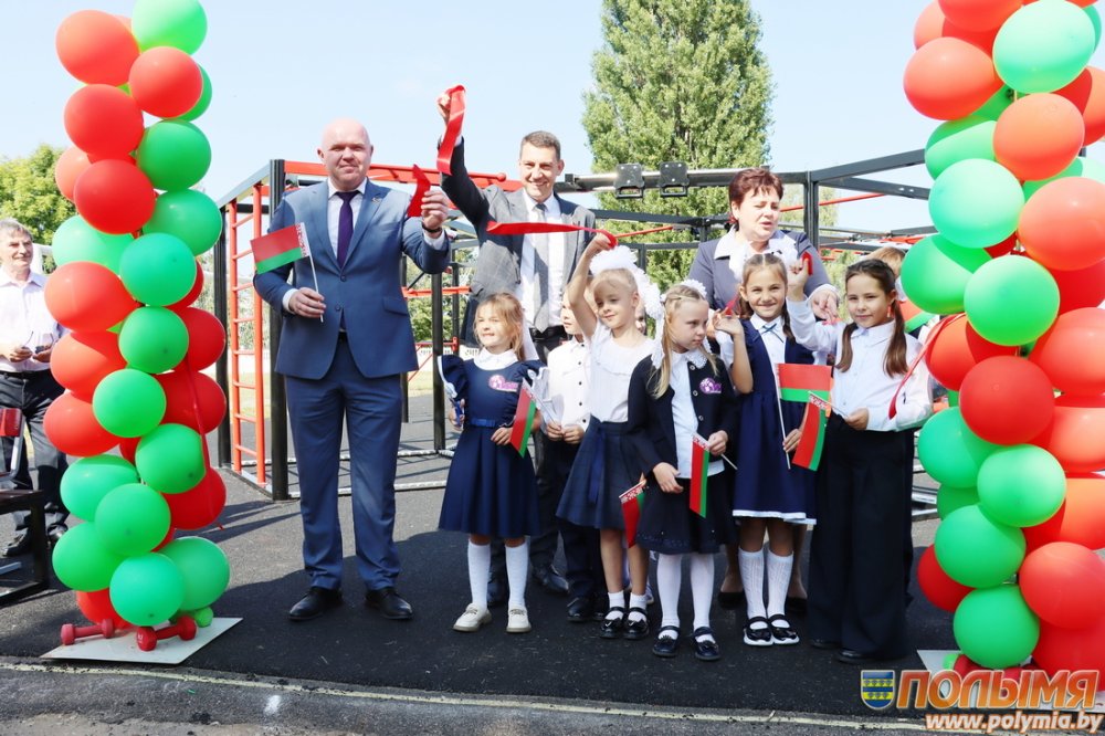 Подарки ко Дню знаний в средней школе г.п. Мир имени А.И. Сташевской открыли воркаут-площадку и обкатали новый автобус